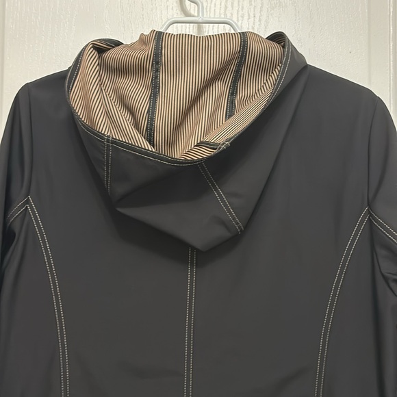Women’s Rain Jacket - Picture 5 of 9